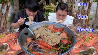 noj mij cws Tom Yum Goong  soup Thai food - nrog tus hlub ต้มยำกุ้งประเทศลาว