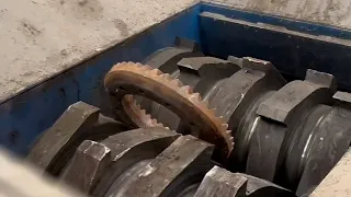 Shredder VS big steel wheel, the shredder is scrapped and destroyed