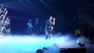 Luis Fonsi - No me doy por vencido " en vivo "