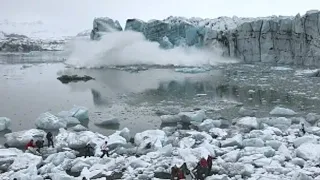 Tourists flee large wave after Icelandic glacier collapse