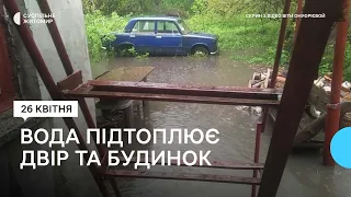 В Житомирі вода з каналізаційного люка підтоплює двір — комунальники пояснили причину