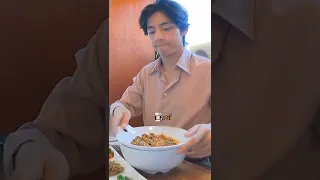 La vez que una señora se enamoró de taehyung 🐻 en un restaurante 😂💜😂