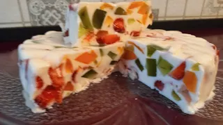 Торт : Бите скло з свіжими ягодами. Швидко , просто і смачно.