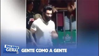 GENTE COMO A GENTE: GUSTTAVO LIMA CHEGA EM BAR E FÃS VÃO À LOUCURA