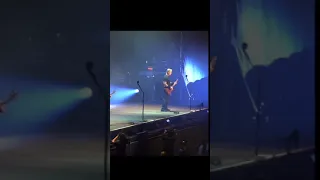 James Hetfield doesn’t like his mics position (Metallica)