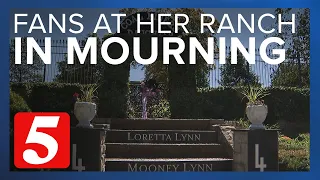 Fans flock to famous ranch to mourn Loretta Lynn