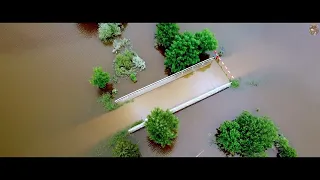 Noch immer Hochwasser im Unterallgäu. Auto steht im hohen Wasser.  Überschwemmung Hochwasserschutz.