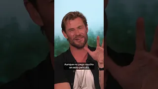 CHRIS HEMSWORTH CANTA 'La Camisa Negra' de JUANES | LOS40 #chrishemsworth