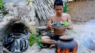 Primitive Technology : Find Fishing by Deep Hole in Forest - Cooking Fish sour Soup eating delicious