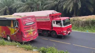 woww trailer muatan raksasa roda 22 menanjak di susul truk fuso angkut sawit gerak ke kanan