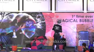 Delhi witnesses a magical bubble show by Samsam Bubbleman