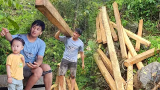 Kien and his brothers cut wood to make wooden houses. Daily life of a single father