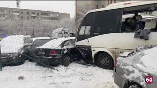 Автобус "снес" семь автомобилей: В жестком ДТП в Саратове пострадали 8 человек