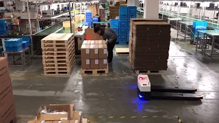 AMR handling the pallet without fatigue and charging automatically