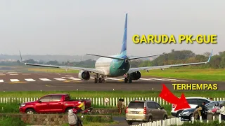 Simbah Putri Terhempas Saat Pesawat Garuda Indonesia Boeing 737-800 Take Off Di Pinggir Jalan Raya