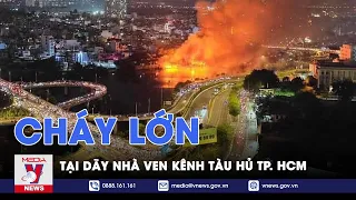 Cháy lớn tại dãy nhà ven kênh Tàu Hủ TP. HCM - VNews