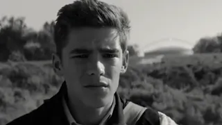 Laura Pausini - El valor de seguir adelante - Brenton Thwaites Video