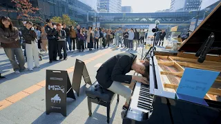 A Boy Suddenly Uses His Head To Play The Piano, People Are Surprised Because He Plays So Well