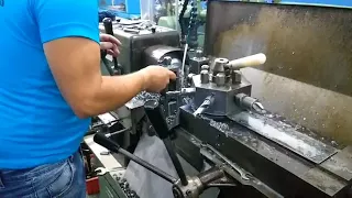 Chefinho fazendo operação no Torno Revolver....