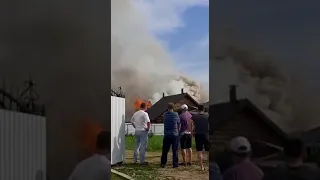 На видео сняли охваченный огнем дом в Высокой Горе, часть 1-я