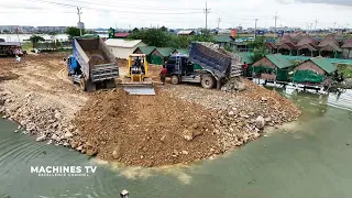 Strong Power 5Ton Dump Truck Moving Dirt Mix With Stone And Bulldozer KOMATSU D31PX Spreading