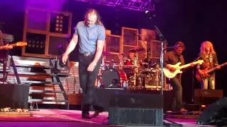 Trace singing "I Can't Make You Love Me"