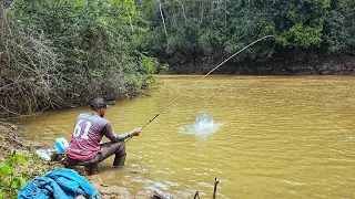 Achei um poço preservado com gigantes de assustar! Pescaria caipira