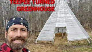 OFF GRID LIVING WITH DAVID NOEL PLASTIC WRAP TEEPEE BUILD. MAKES A REALLY GOOD GREENHOUSE