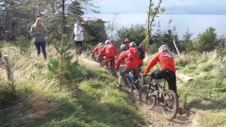 Gee Atherton overtaking like a boss at Red Bull Foxhunt 2015