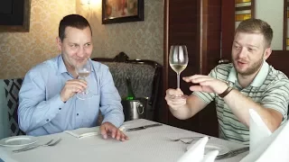 Сева сомелье и Глеб Голубов пробуют  португальское вино Vinho Verde Винью Верде