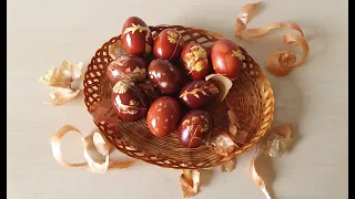 Dyeing Easter Eggs with Onion Skin - Natural Egg Coloring