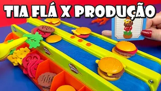 Tia Flá X Produção Jogando Quem Monta o Hambúrguer Mais Rápido