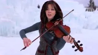 Девушка во льдах очень красиво играет на скрипке