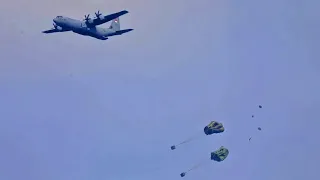 Latihan Container Delivery System (CDS) Menggunakan Pesawat C-130J Super Hercules