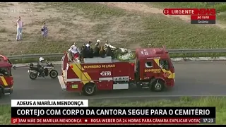 Enquanto cortejo com corpo de Marília Mendonça faz trajeto até o Cemitério, em Goiânia, pessoas que