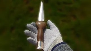 Making the bronze knife using sand casting techniques