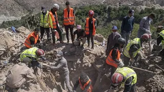 شاهد: أهالي قرية مغربية يبدأون بدفن موتاهم بعد الزلزال