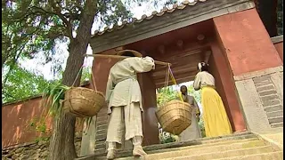 The boy carrying vegetables is a master with unique skills,defeating three Shaolin monks on his own