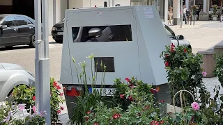 Mobiler Anhänger Blitzer (Victronic Enforcement Trailer) misst durch die Blumen