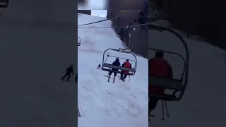 person gets chased by a bear while skiing😳