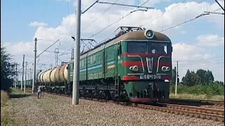 ВЛ8-1318 з вантажним потягом