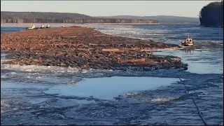 Ангара  сплав леса сковал лёд