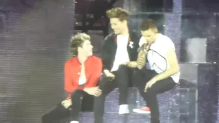 One Direction sing about Louis' knee (More than this)