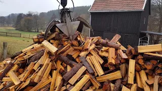 Feuerholz laden mit T157 Hühnerknie mit Polygreifer