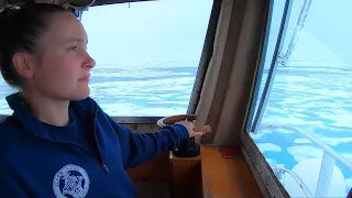 Арктика. Женщина управляет мощным ледоколом Береговой охраны США.
