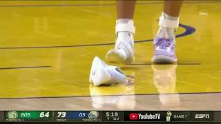 Curry loses his shoe on the play