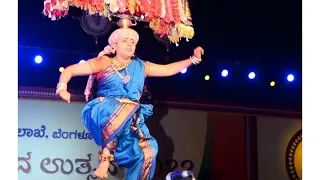 Pooja kunitha folk dance Savitha  cheeru kunniah ಪೂಜಾ ಕುಣಿತ ಮಹಿಳಾಕಲಾವಿದೆ ಸವಿತಾ #talagavadi