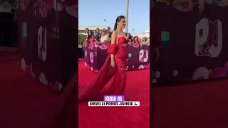 #KeniaOs looking STUNNING in red at #PremiosJuventud 💃🏻 #puertorico #angelaaguilar #pesopluma