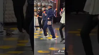 Jackie Chan in a very cute dance ❤