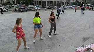 Дівчата на Майдані і папараці.